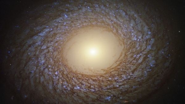 “Хаббл” показал хлопьевидную спиральную галактику