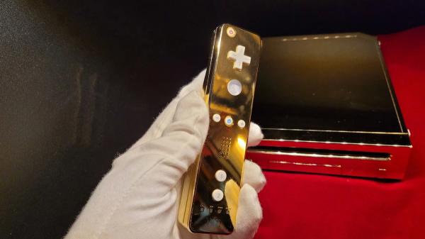Позолоченная Nintendo Wii для королевы Великобритании выставлена на аукцион