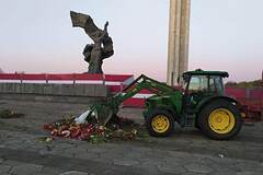 В Риге возложенные на 9 мая цветы у памятника Освободителям убрали тракторами